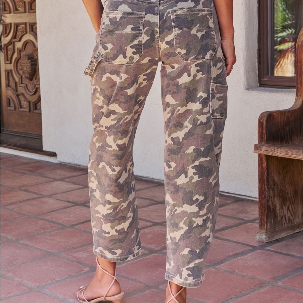 Rolend Super Stretch High Rise Barrel
Leg Camo Jeans - Picture 2 of 5